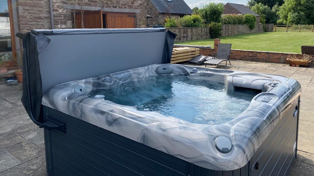 Sapphire hot tub 32 amp odyssey grey