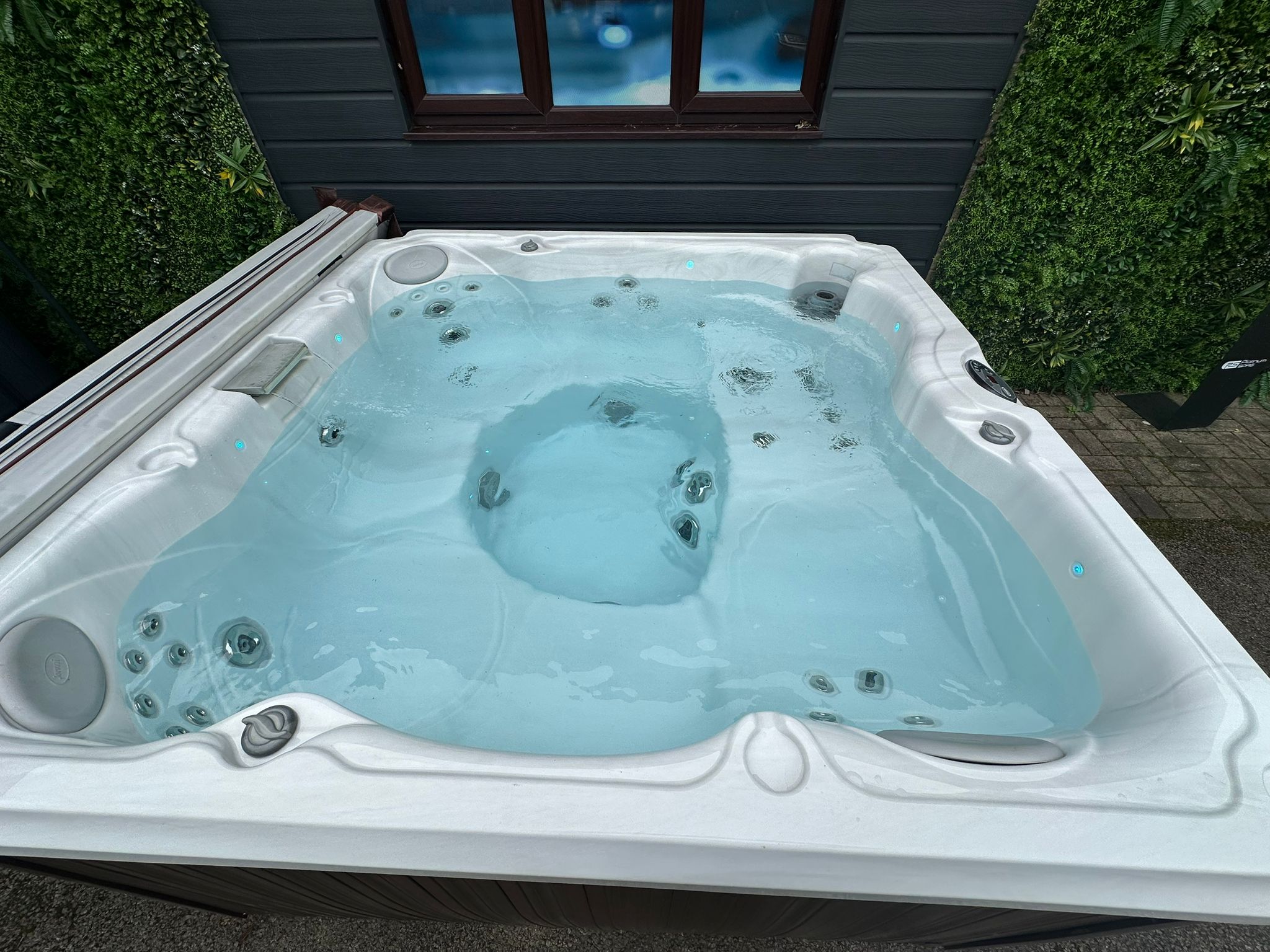 jac the jacuzzi side on